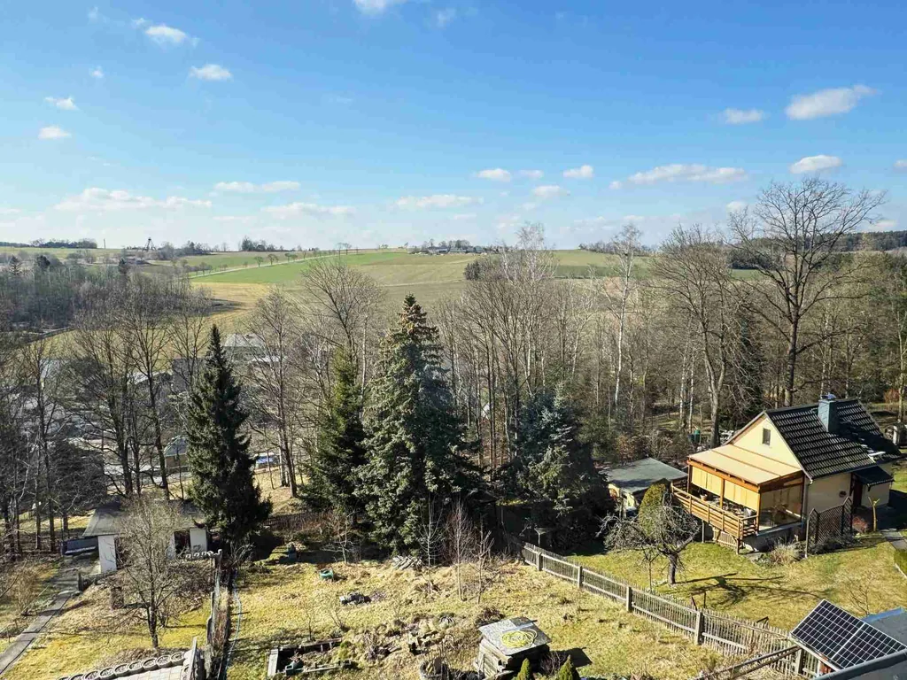 Bezugsfreies Zwei- bis Dreifamilienhaus mit großem Garten in familienfreundlicher Lage