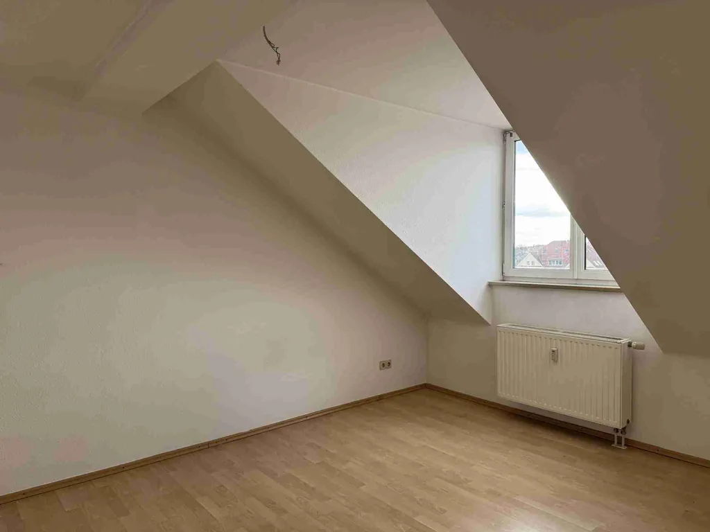 *Studenten aufgepasst* Gemütliche Dachgeschosswohnung mit Einbauküche im historischen Altbau in Leipzig