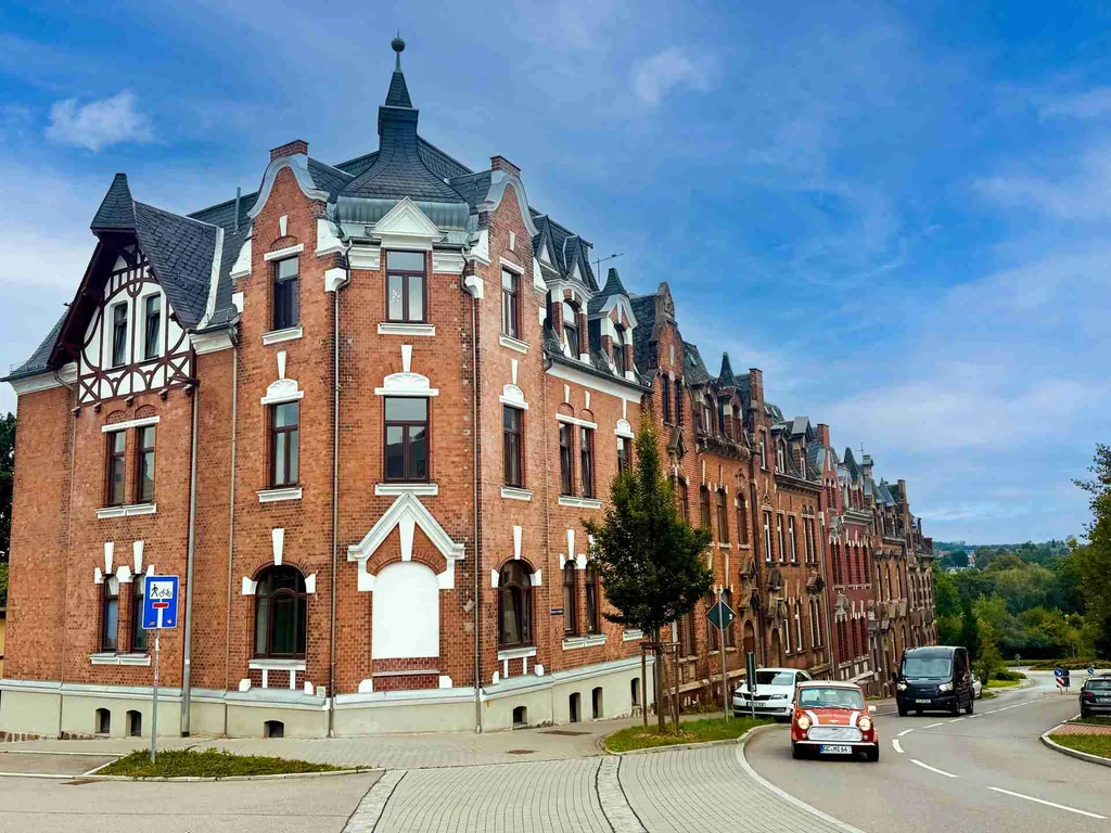Sicher vermietet & modernisiert: Mehrfamilienhaus in Crimmitschau mit Ausbaureserve im Dachgeschoss