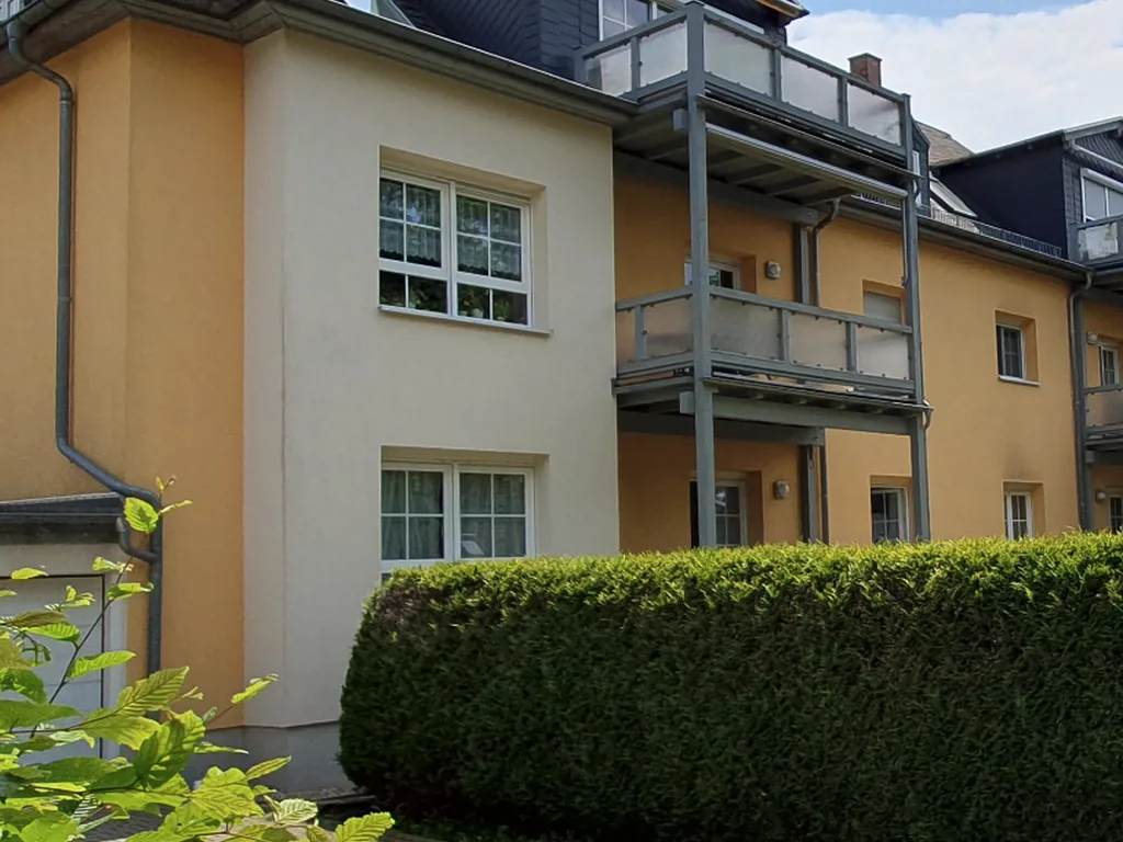 Exklusive, modernisierte 4-Zimmer-Wohnung mit Terrasse, Garten und Garage