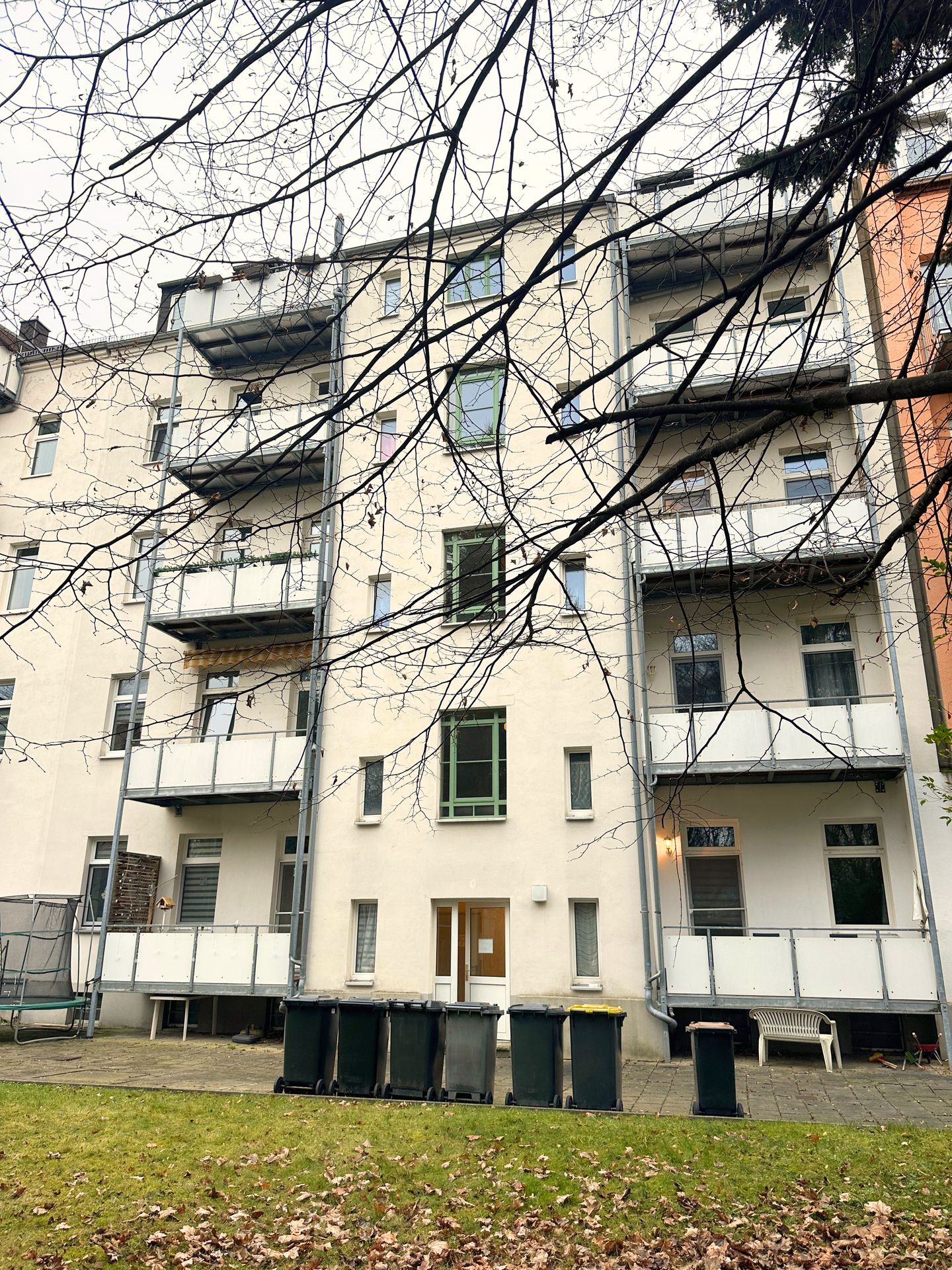 Vermietete 2-Zimmer-Wohnung in denkmalgeschütztem Mehrfamilienhaus auf dem Sonnenberg